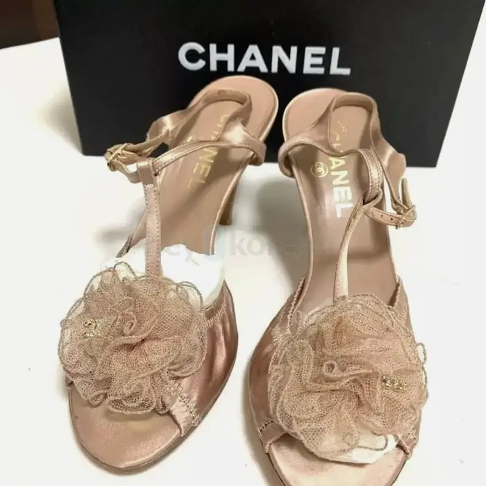 진품 샤넬 새틴 카멜리아 샌달 더스트 핑크 5.5 CHANEL Sandals Satin Lace CC Logo Chanel $1300 in Bergen County, NJ
