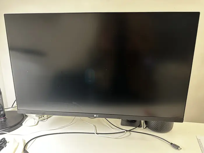 LG 4k monitor with 360 rotation arm