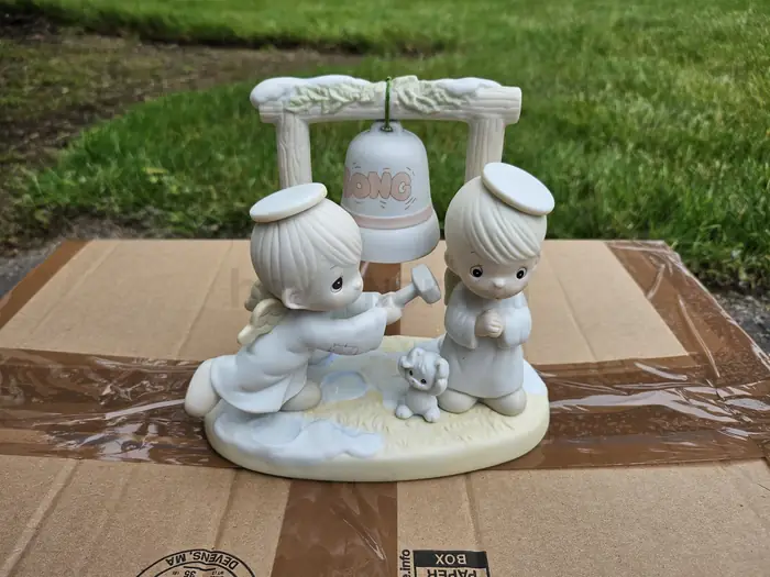 Precious Moments Figurine - Ring Those Christmas Bells #525898 (1992) in Bergen County, NJ
