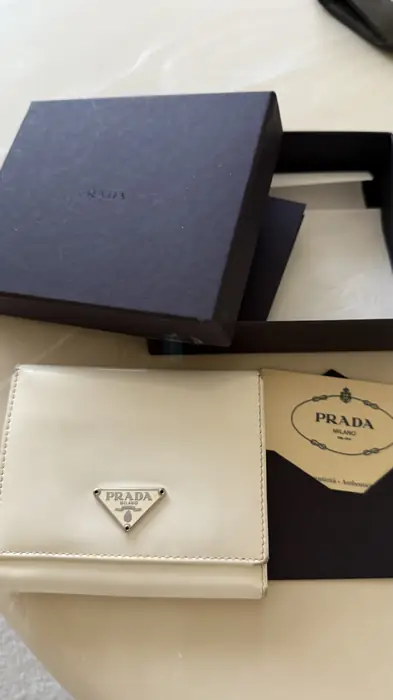 Prada Authentic 프라다 에나멜 하양 반Wallet