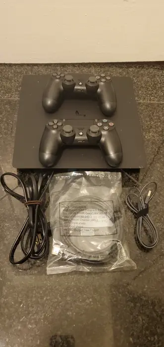 Sony Play Station 4Slim 1TB Console 과 2 Controller for Sale.