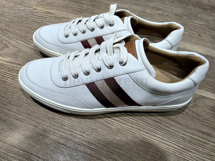 Bally sneakers 스니커즈  US 9 사이즈 입니다.