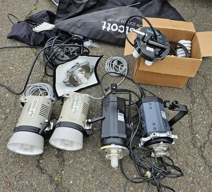 Complete Pro Studio Kit - Elinchrom 400BX x2 + Bowens 117V x2 . 5 Strobes + Spiderlite + Westcott Softbox. Downsizing my studio. Selling every
