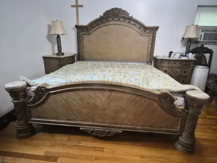고급 KING SIZE 침대 SET.(화장대.식탁.가죽소파) in Bergen County, NJ