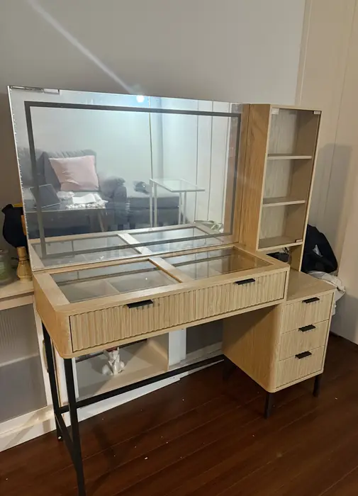 메이크업 Vanity Desk with 36” Large Mirror and Light in Manhattan, NY