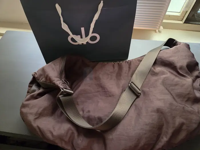 (거의 새것) Alo yoga on the go sling bag