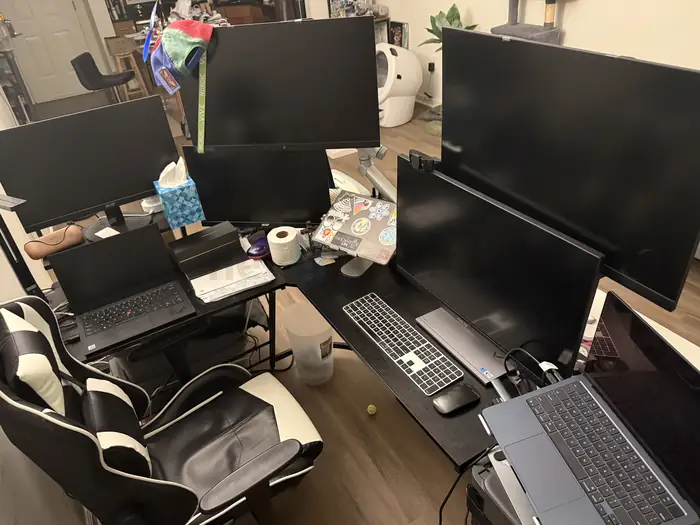 Monitors (6개)와 의자 in Bergen County, NJ