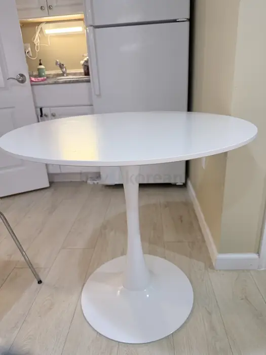 ROUND DINING TABLE in Bergen County, NJ