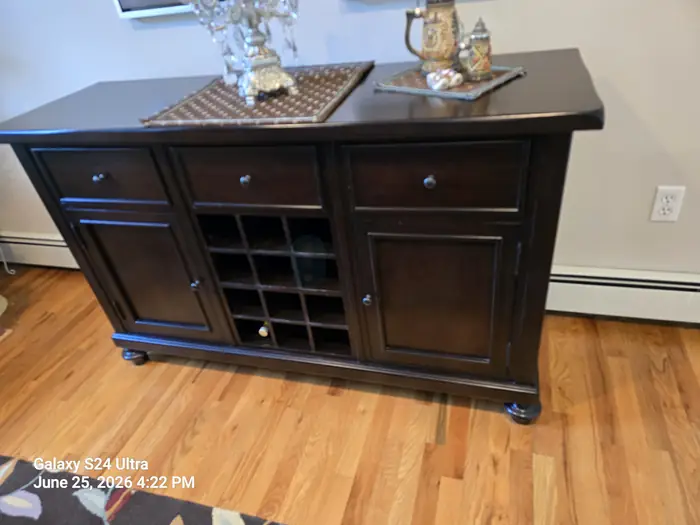 Pottery Barn 원목 와인 캐비닛(사이드보드) in Bergen County, NJ