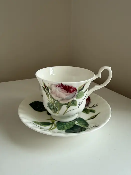 Roy Kirkham Redoute Rose 본차이나 티컵 & 소서 세트 in Queens, NY