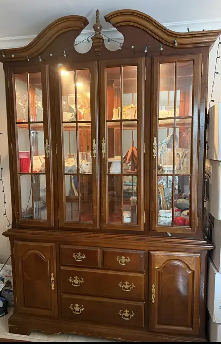 그릇장식장, 식탁테이블, 튼튼한 서랍장 (무료나눔) in Bergen County, NJ