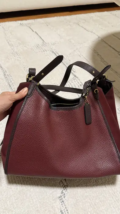 진품 코치 자주색 소가죽 + 세무가죽 미듐사이즈 Bag