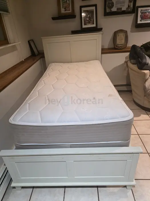 원목 투윈 침대 프레임 및 메트리스 팝니다 in Manhattan, NY