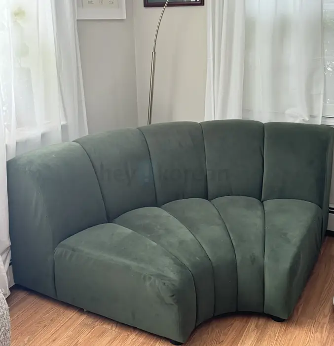 Velvet round couch (sofa, 소파) in Manhattan, NY
