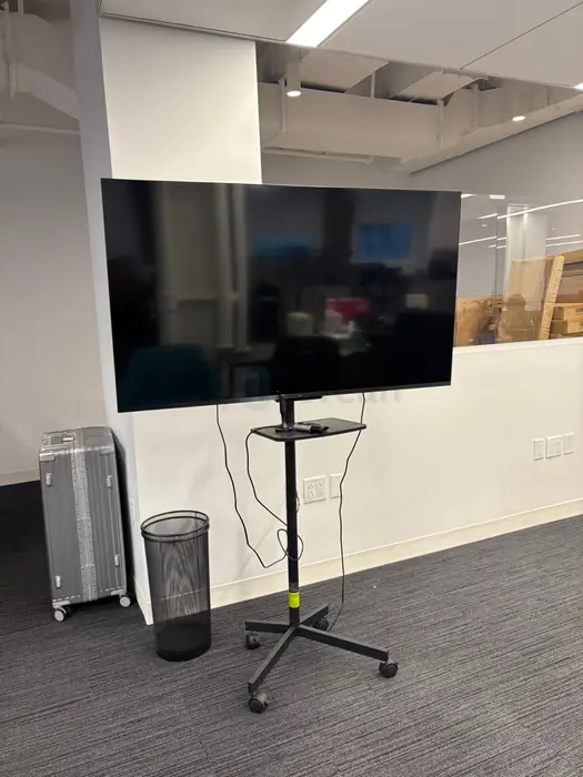 아마존 TV (거치대 및 스탠드, 안테나 포함) in Manhattan, NY