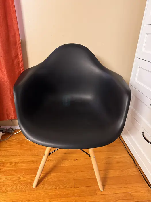 단단하고 넓은 Chair