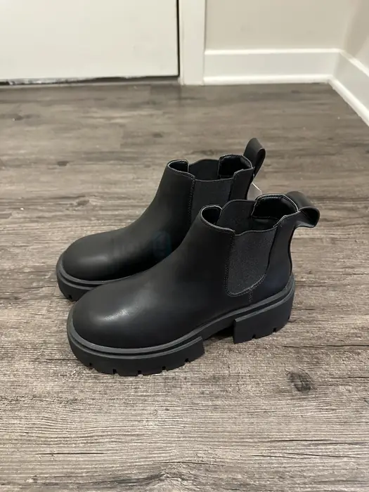 (NEW w/ Tags) H&M Boots Size US 7/ EU 38