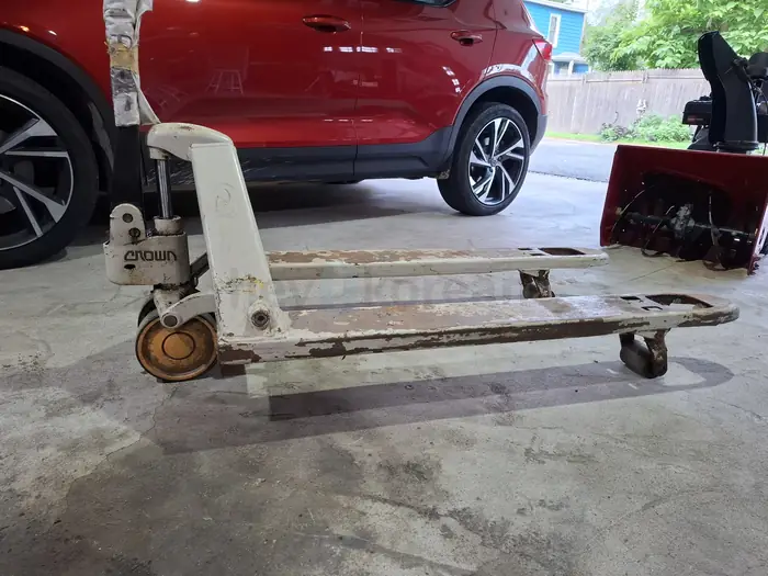 Crown Hand Pallet Jack 27 x 48" 5500 LB