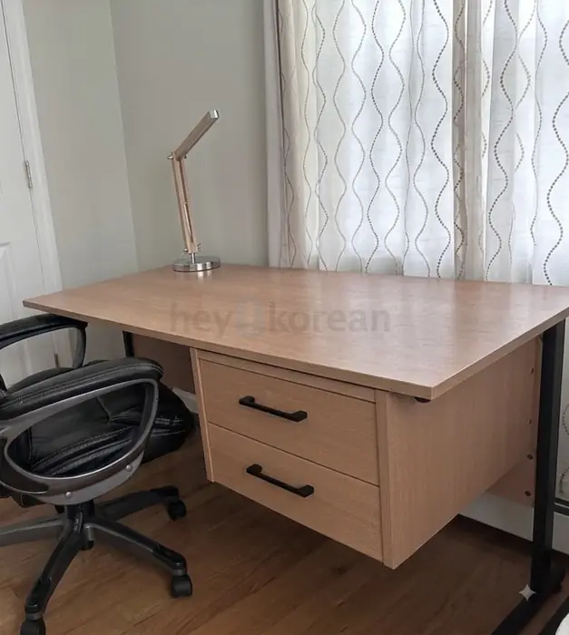 튼튼한 나무 Desk