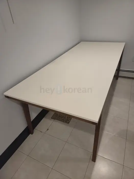 West Elm 다이닝 테이블 in Bergen County, NJ