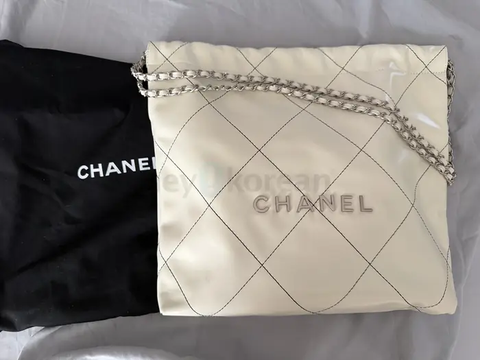 CHANEL 샤넬 22백 아이보리 in Manhattan, NY