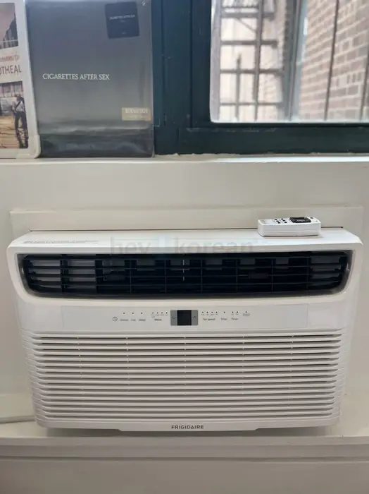 [급매/거의 새것] 프리저데어(Frigidaire) 14,000 BTU 고사양 에어컨 판매합니다 (리모컨 포함) in Queens, NY