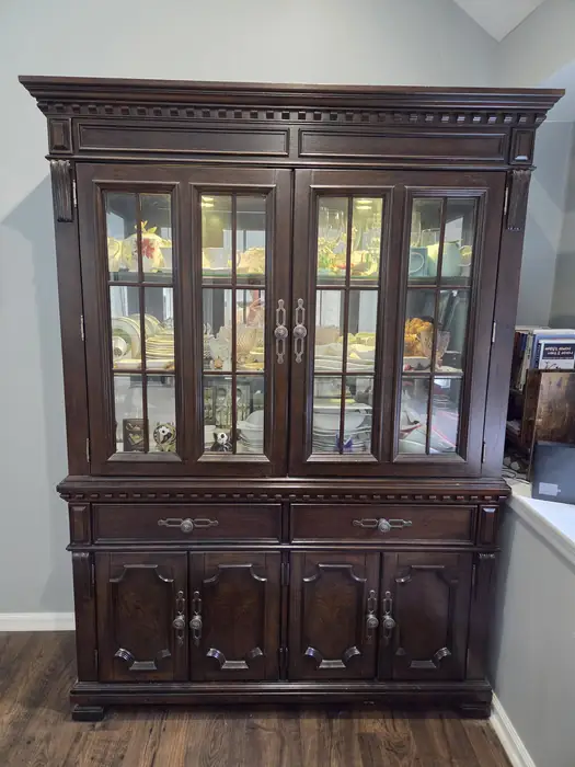 앤틱 다크 브라운 원목 장식장 / 수납장 판매 in Bergen County, NJ