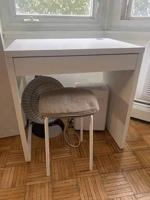 작은 Desk 또는 Vanity Table로도 사용 가능 (거울 포함) in Bergen County, NJ