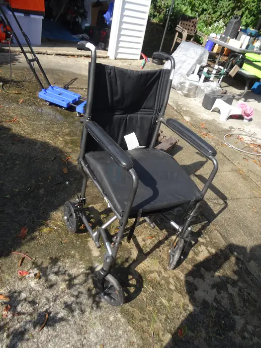 도우미가 끄는 Chair (자가운전 휠체어 아님) in Queens, NY