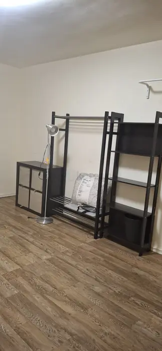 사진속에 있는 모든 가구,Desk $80에 for Sale(귀국) in Queens, NY