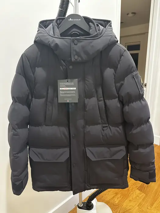 Brand new 무스너클 패딩 for Sale in Bergen County, NJ