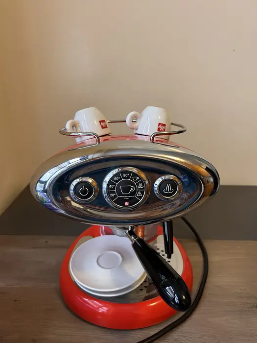 일리(illy) 프란시스 프란시스 X7.1 캡슐 커피 머신 + 잔 2세트 포함 (레드 색상 / 상태 최상) in Brooklyn, NY