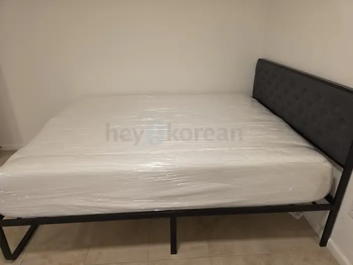 퀸 사이즈 Bed & 튼튼한 철제 프레임과 헤더보드