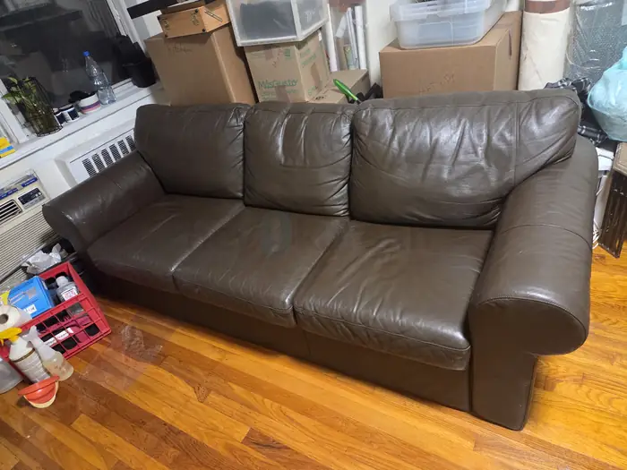 가죽 Sofa 3인용 나눔 합니다. in Queens, NY