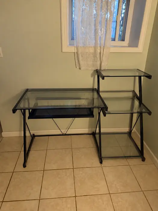 선반 있는 유리 컴퓨터 Desk $40에 판매합니다. in Queens, NY
