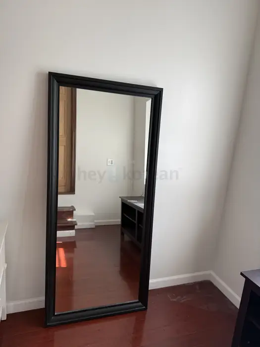 전신 거울, TV stand, bedroom side table