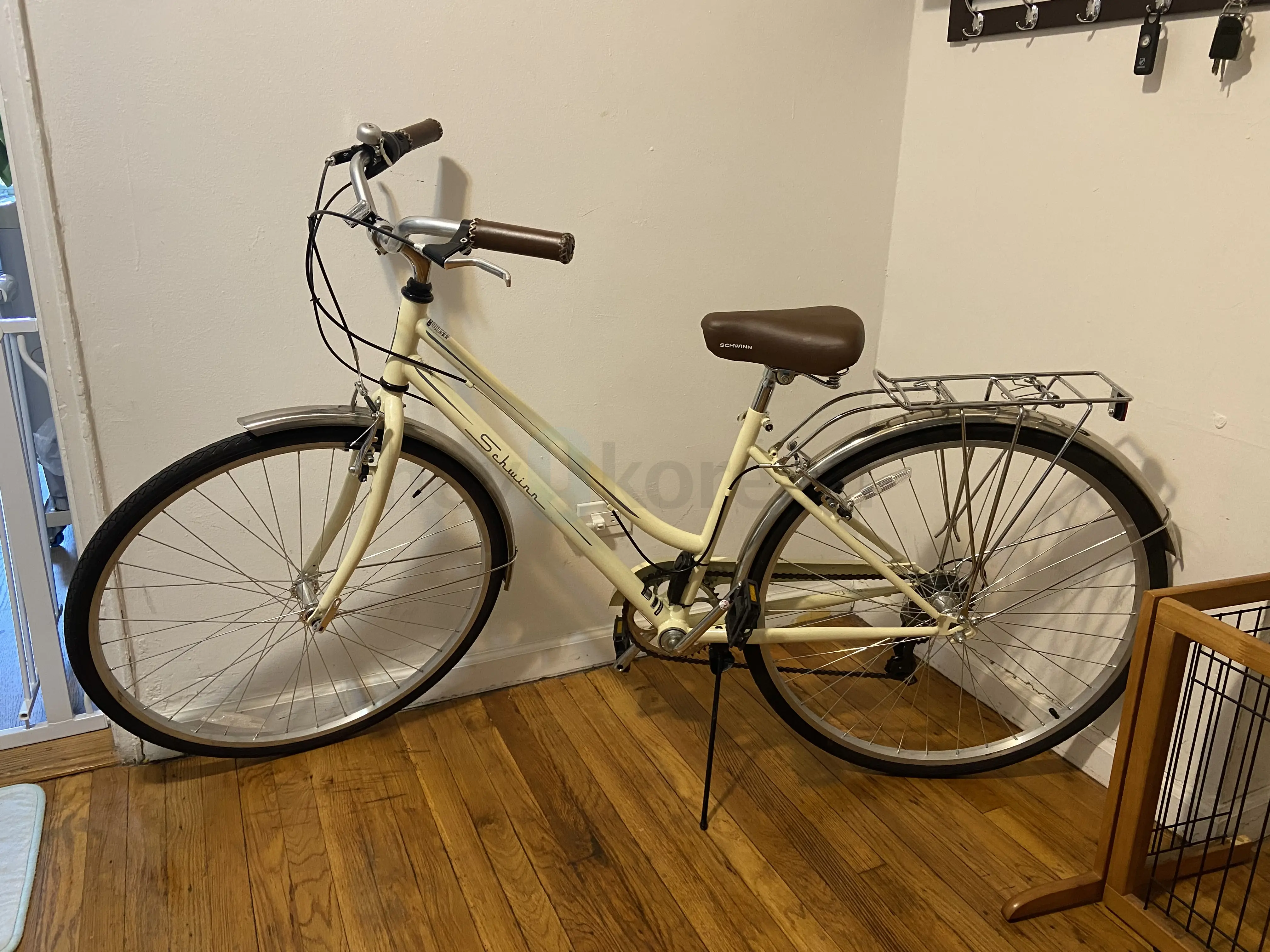 거의 새것 Schwinn Hybrid Bike + 도난방지알람기 + Warranty