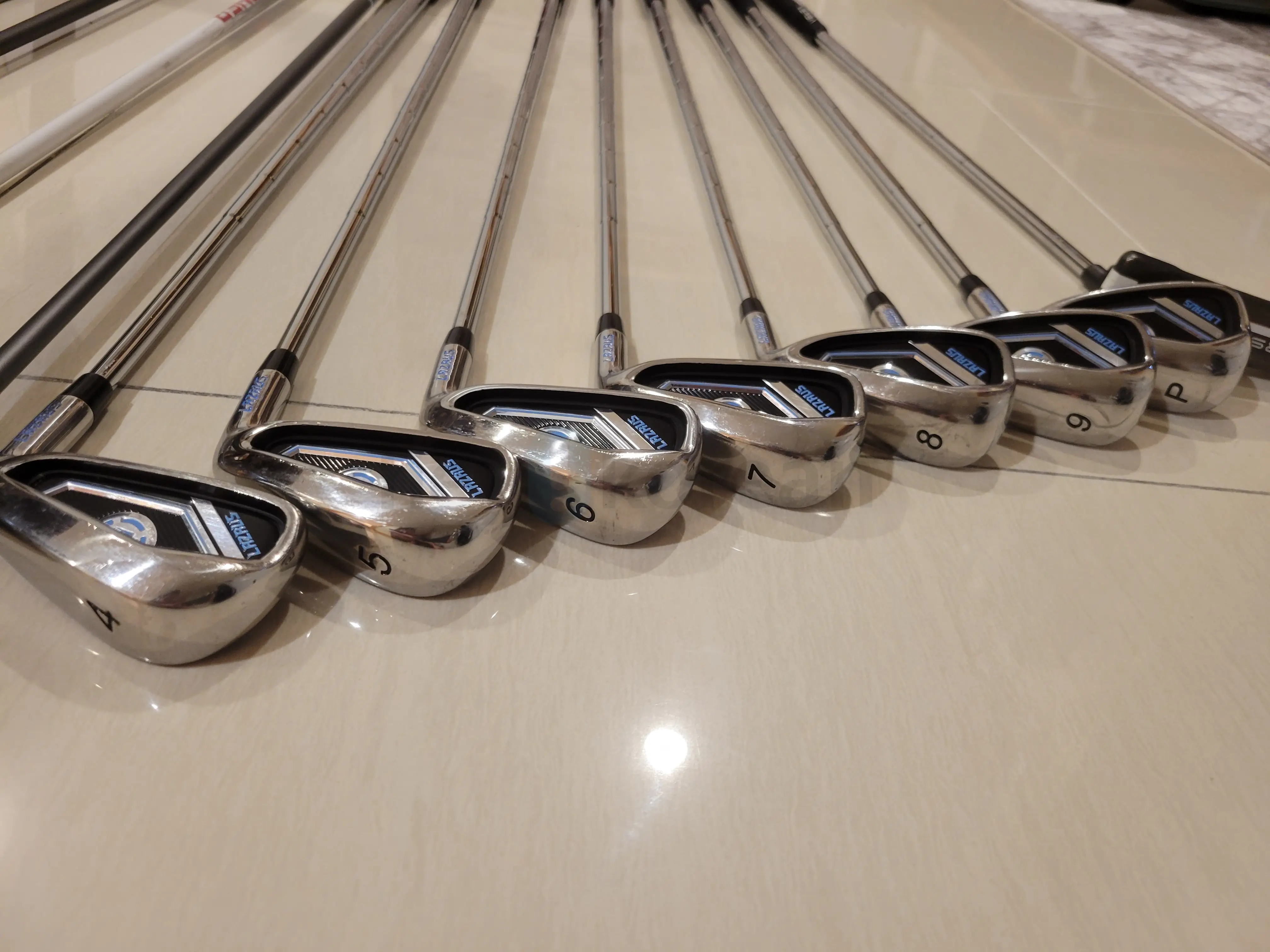 Golf club set w/ driver, wood, putter.