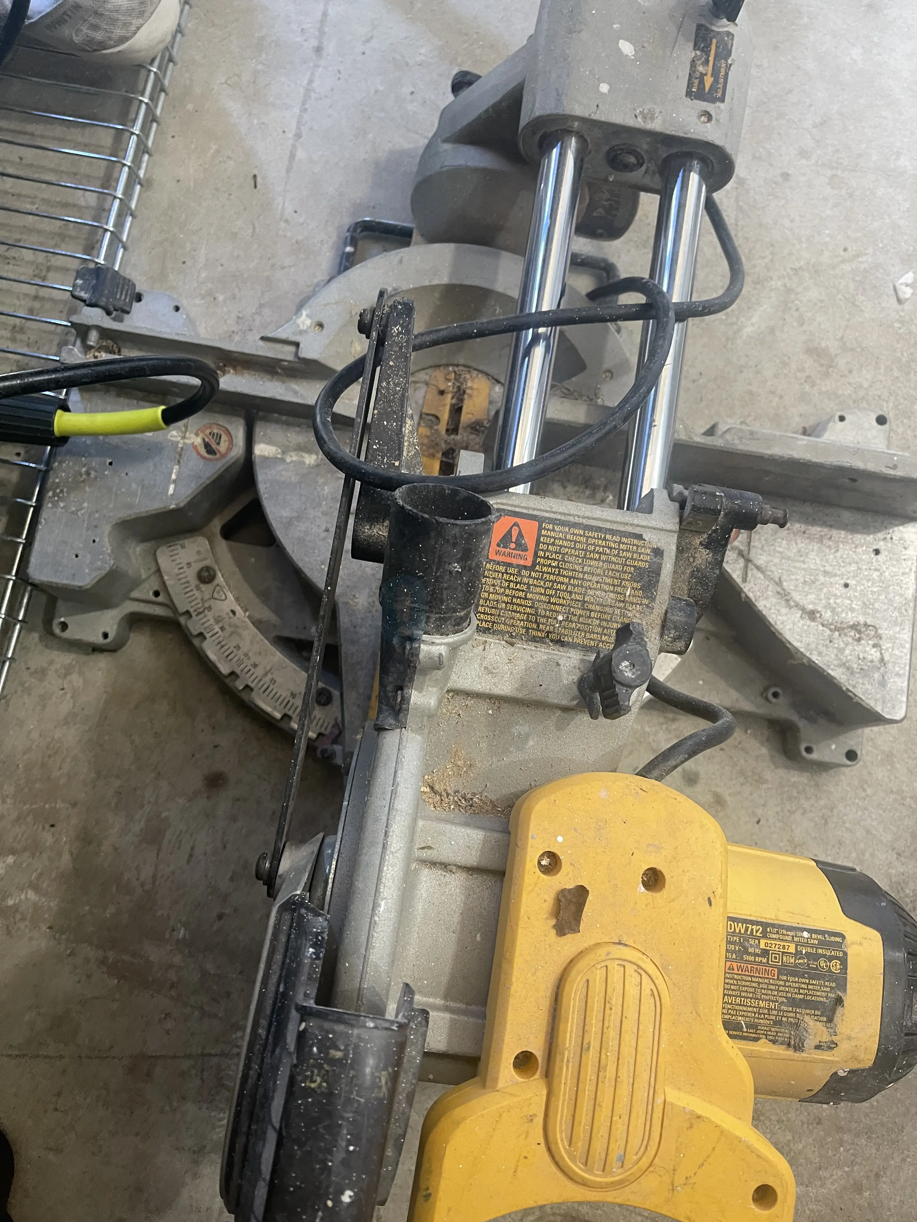 전기 톱 - DEWALT DW712 8-1/2-Inch Single-Bevel Sliding Compound Miter Saw