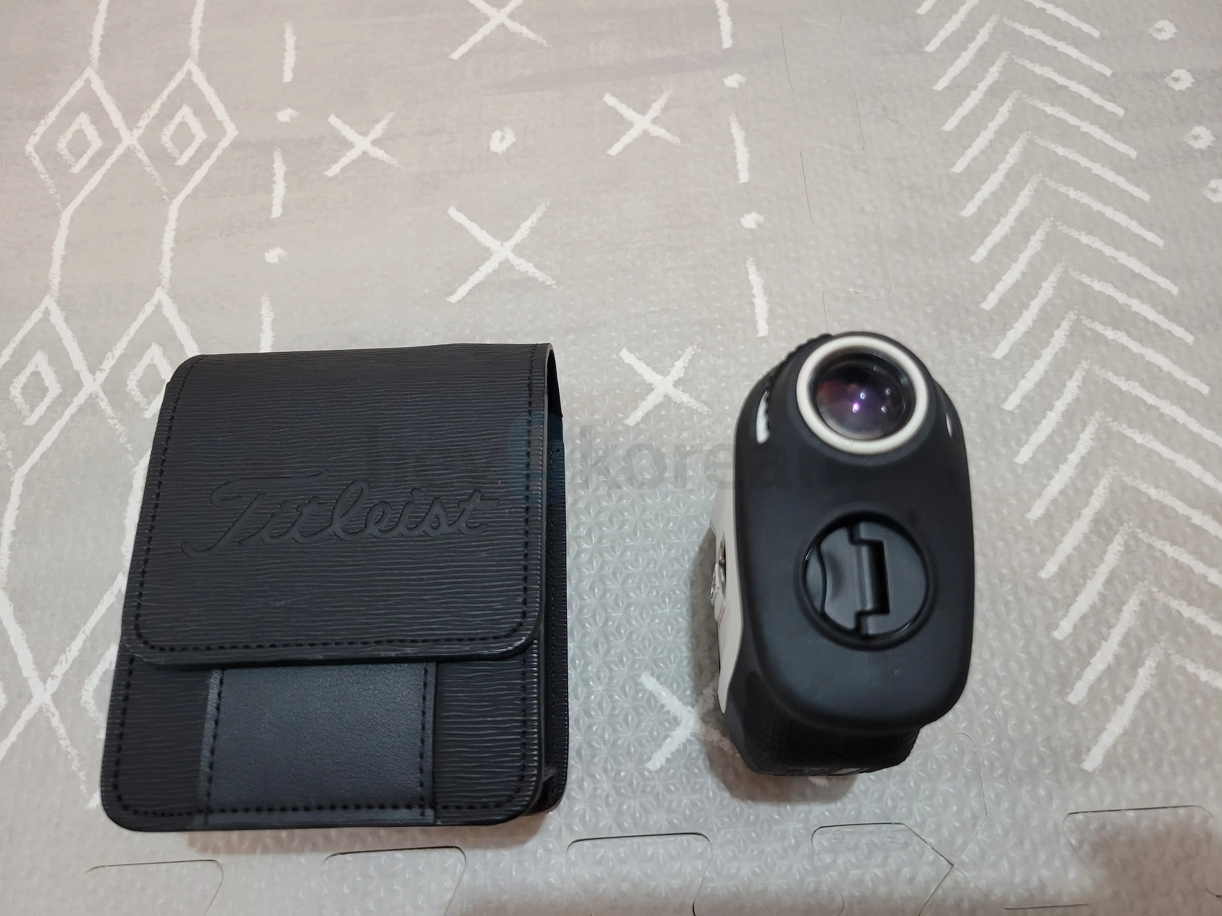 Bushnell Tour V4 slope + Titleist leather case