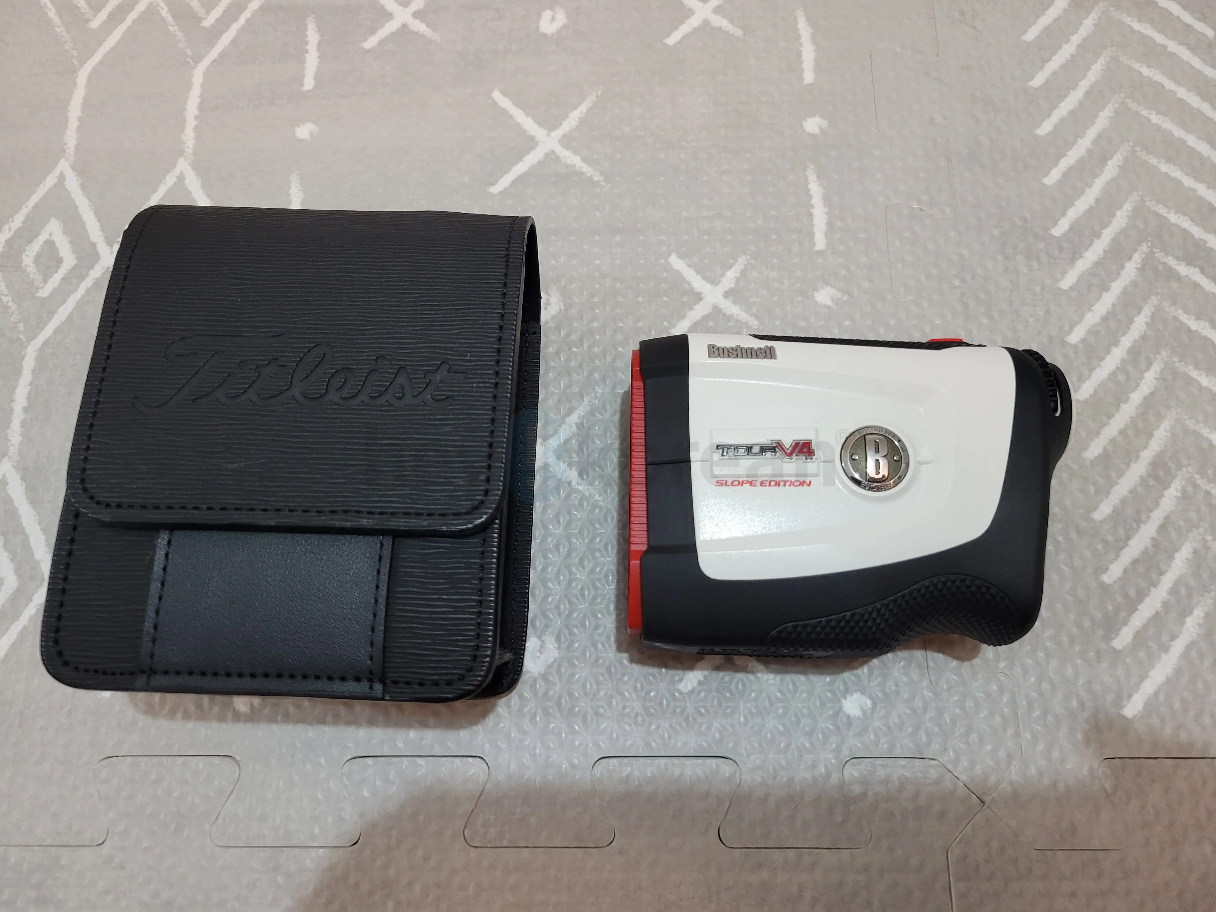Bushnell Tour V4 slope + Titleist leather case