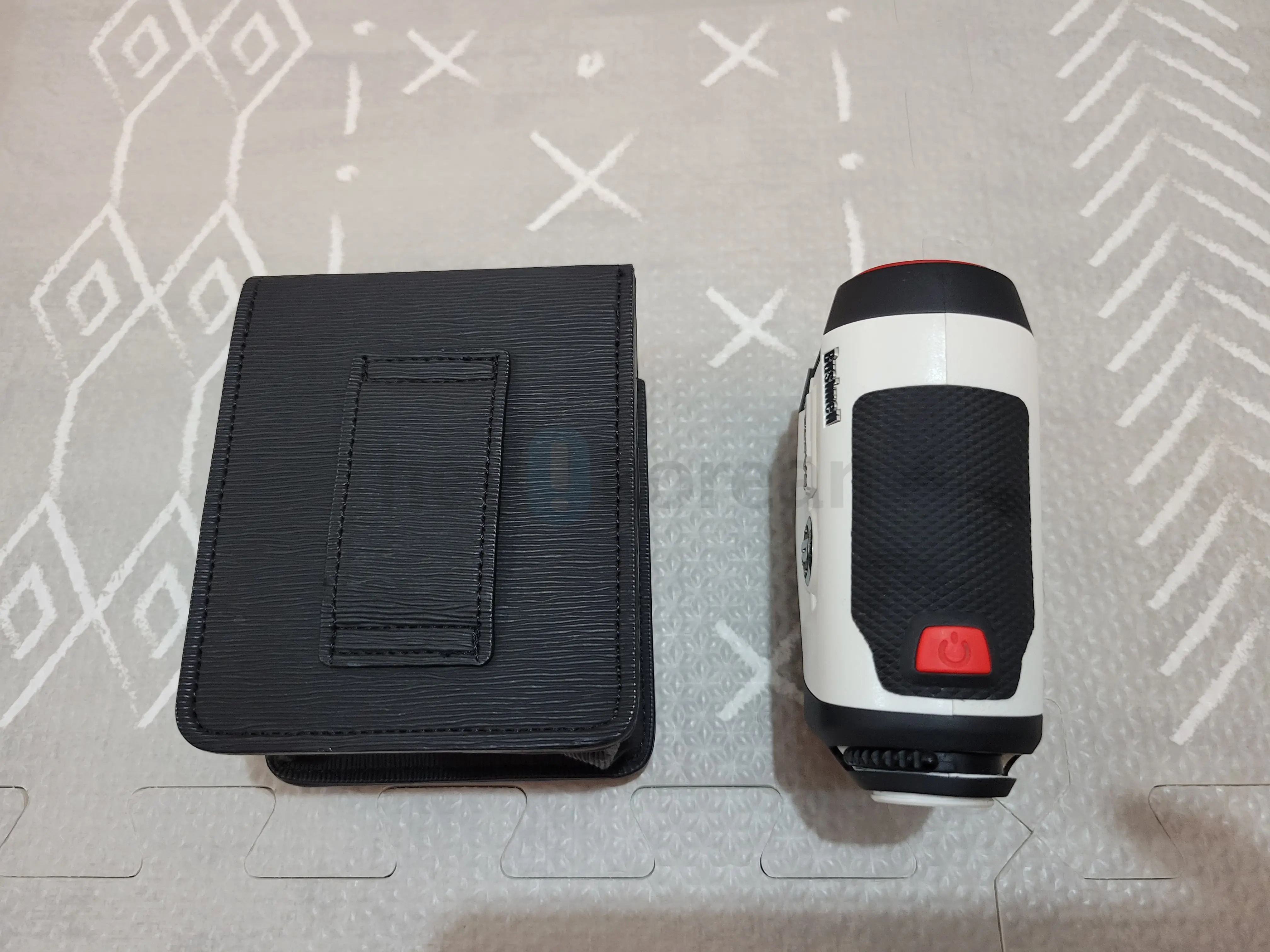 Bushnell Tour V4 slope + Titleist leather case