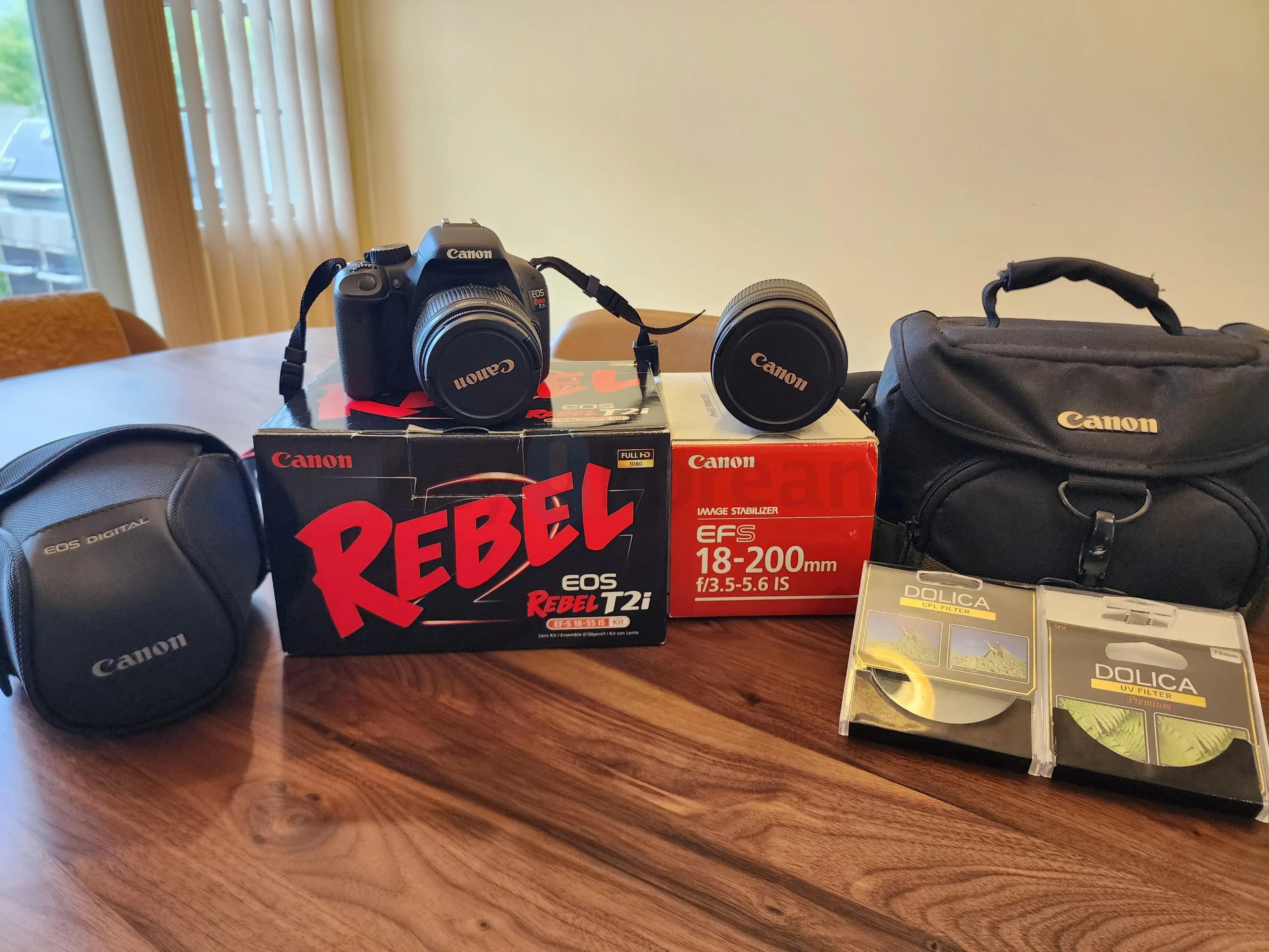 Canon EOS REBEL T2i Camera Set, EFS 18-200mm f/3.5-5.6 IS 줌렌즈 & Canon ...