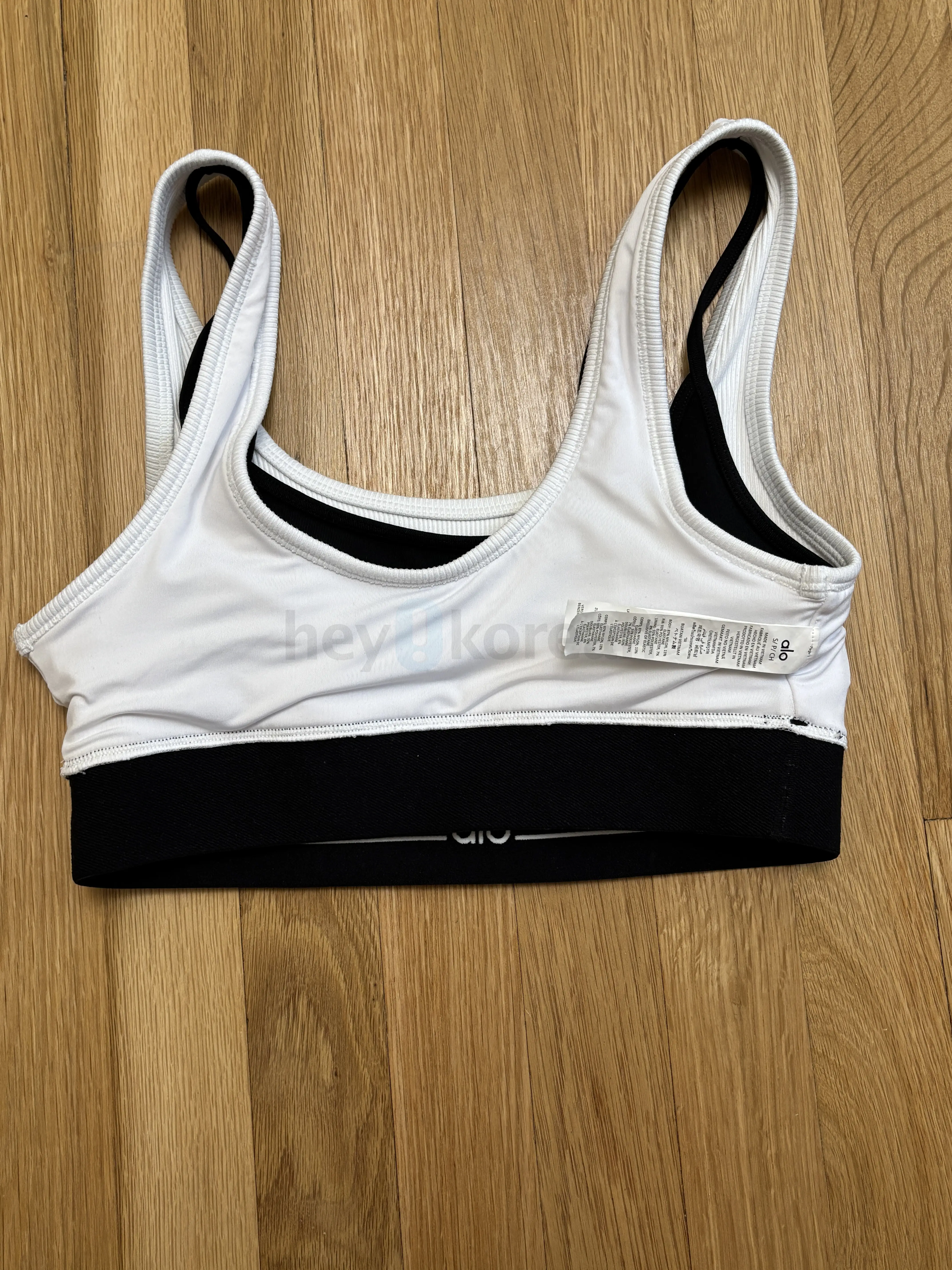 【ALO Yoga】Airbrush Better Together Bra ブラ トップ Airbrush Better Together Bra - Black/White | ALO