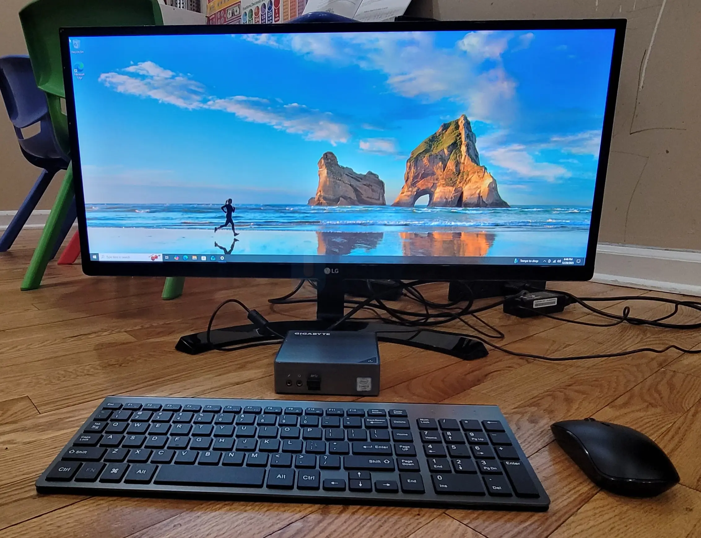GiGABYTE BRIX Ultra compact PC & LG 29