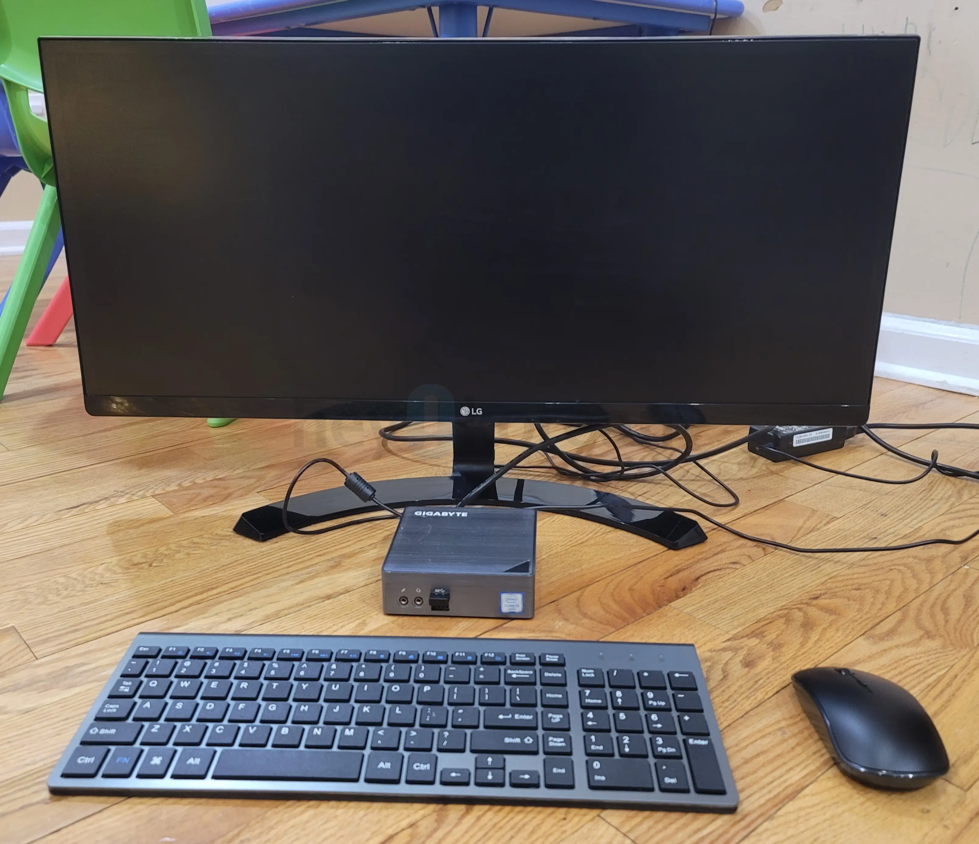 GiGABYTE BRIX Ultra compact PC & LG 29